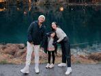 gading-gisel-dan-gempi-berfoto-di-depan-danau-blausee-swiss.jpg