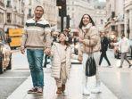 gading-gisel-dan-gempi-berfoto-di-trotoar-jalan-kota-london-inggris.jpg