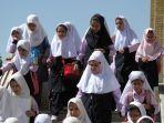 gadis-gadis-iran-pulang-setelah-kelas-berakhir-di-sebuah-sekolah-iran-di-utara.jpg