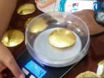 gagalkan-penjualan-emas-hasil-peti-polda-jambi-amankan-9-kg-emas-tersebut_20161027_153859.jpg