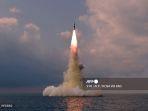 gambar-menunjukkan-uji-coba-rudal-balistik-kapal-selam-baru-korea-utara-pada-19-oktober-2021.jpg