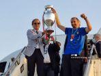 gambar-selebaran-ini-diambil-dan-dirilis-oleh-aereoporti-di-roma-roberto-mancini-dan-chiellini.jpg