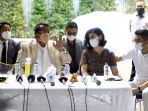 gandeng-hotman-paris-desiree-tarigan-gelar-konferensi-pers_20210329_190322.jpg