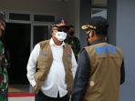 ganip-warsito-kiri-saat-meninjau-pusat-isolasi-terpadu-wisma-atlet-jalak-harupat.jpg