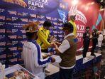 ganip-warsito-saat-didaulat-menyerahkan-medali-kepada-juara-di-pertandingan-anggar.jpg