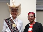 ganjar-kenakan-baju-adat-rote-mahfud-md-pakaian-adat-madura_20231223_033413.jpg