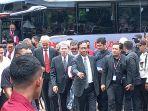 ganjar-mahfud-naik-bus-ke-mk.jpg