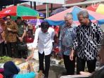 ganjar-ngajak-gojek-pedagang-sate-yang-lagi-sibuk-melayani-presiden-jokowi_20170130_175112.jpg