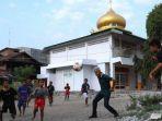 Video Viral Aksi Ganjar Pranowo Bermain Bola Bersama Anak-anak di Kota Palu