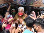 ganjar-pranowo-dikerubuti-warga-yang-meminta-foto-bersama.jpg