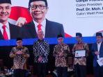 ganjar-pranowo-mahfud-md-dapat-cenderamata-anggota-kehormatan-muhammadiyah.jpg