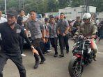 ganjar-pranowo-menaiki-moge-saat-tiba-di-sugbk.jpg