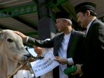 ganjar-pranowo-serahkan-hewan-qurban_20180822_094555.jpg