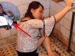 gara-gara-mabuk-berat-seorang-wanita-terperosok-masuk-ke-dalam-lubang-toilet.jpg