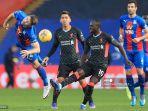 gary-cahill-saat-berduel-dengan-sadio-mane.jpg