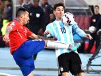 gary-medel-tendang-lionel-messi_20150705_214436.jpg