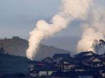gas-buang-keluar-dari-pipa-panas-bumi-pembangkit-listrik-tenaga-panas-bumi-pltp-dieng.jpg