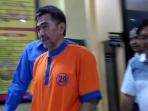 gatot-brajamusti-usai-menjalani-pemeriksaan_20161003_213244.jpg
