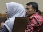 gatot-dan-evy-jalani-sidang-perdana-di-pengadilan-tipikor_20151223_171506.jpg