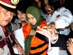 gatot-dan-istrinya-mudanya-evy-resmi-ditahan-kpk_20150804_160543.jpg