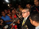 gatot-dan-istrinya-mudanya-evy-resmi-ditahan-kpk_20150804_161136.jpg
