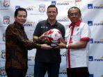 gatot-s-dewa-broto-dan-legenda-liverpool-vladimir-smicer.jpg