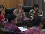 gatot-s-dewa-broto-memimpin-rapat.jpg