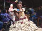 gaun-dari-kulit-jagung_20180420_192214.jpg