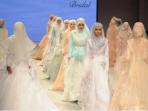 gaun-pengantin-hijab-ala-oki-setiana-dewi-di-indonesia-fashion-week-2016_20160328_083559.jpg