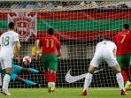 gavin-bazunu-blok-penalti-cristiano-ronaldo.jpg