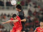 gavin-kwan-persis-berduel-bola-udara-dengan-oliver-bias-persija-di-liga-1.jpg