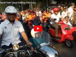 gaya-anies-sandi-naik-vespa-keliling-balai-kota_20180709_151110.jpg