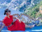 gaya-fashion-syahrini-selama-liburan-ke-italia.jpg
