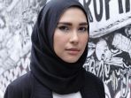 gaya-hijab-monokrom-ala-desainer-rani-hatta_20170809_121942.jpg