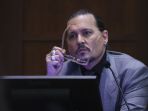 gaya-johnny-depp-saat-jalani-persidangan_20220421_130023.jpg