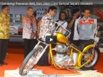 gaya-jokowi-sambangi-pameran-iims-dari-jaket-lukis-sampai-sepatu-sneakers_20180419_124216.jpg