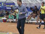 gaya-miljan-radovic-saat-memberikan-instruksi-kepada-para-pemainnya.jpg