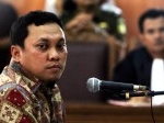 gayus-duduk-di-kursi-persidangan.jpg