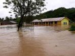 gedung-sekolah-di-desa-mehanggin-kecamatan-muaradua-terendam-banjir_20180325_015439.jpg