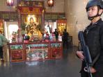 gegana-sterilkan-vihara-di-kota-bandung_20160207_115741.jpg