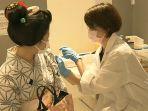 geisha-jepang-divaksinasi-covid-19.jpg