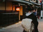 geisha-yang-ada-di-jalan-gion-hanamikoji-kyoto-jepang.jpg