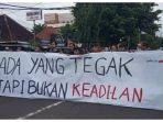 gejayan-memanggil-polisi-siagakan-ratusan-personil-hingga-massa-aksi-bertahan-meski-hujan.jpg