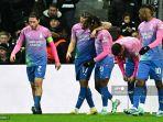 gelandang-ac-milan-asal-nigeria-21-samuel-chukwueze-cetak-gol.jpg