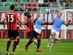 gelandang-ac-milan-franck-kessie-tengah-berebut-bola-dengan-lucas-leiva.jpg