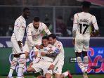 gelandang-ac-milan-ismael-bennacer-tengah-merayakan-dengan-rekan-setimnya-setelah-mencetak-gol.jpg