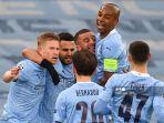 gelandang-aljazair-manchester-city-riyad-mahrez-2l-dikerumuni-rekan-rekan-setimnya.jpg