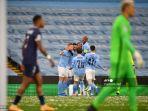 gelandang-aljazair-manchester-city-riyad-mahrez-dikerumuni-rekan-satu-timnya.jpg