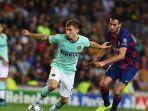 gelandang-andalan-inter-milan-nicolo-barella-berduel-dengan-pemain-barcelona.jpg
