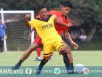 gelandang-arema-fc-hanif-sjahbandi-berebut-bola-dengan-pemain-bintang-semeru.jpg
